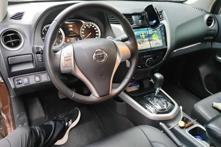 Used Nissan Navara 2021 2.5L Automatic 4x4 Premium Version QR25 Center Console