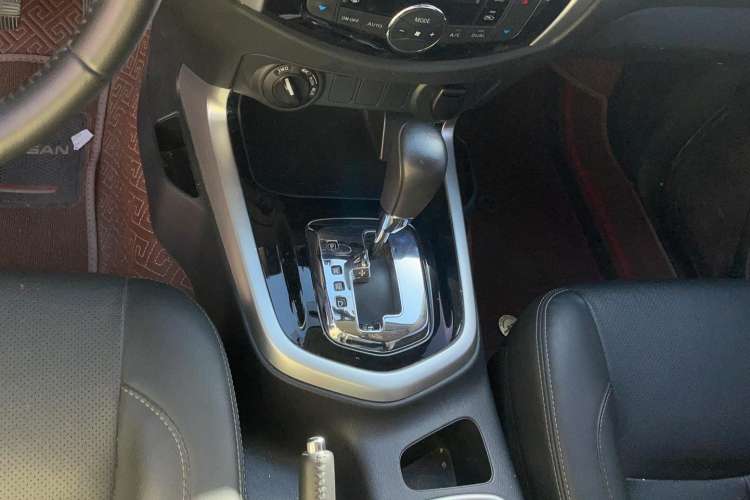 Used Nissan Navara 2021 2.5L Automatic 4x4 Premium Version QR25 Gear Lever