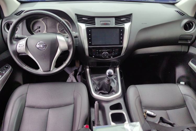 Used Nissan Navara 2021 2.5L Revised Version Manual Transmission Two-Wheel Drive Flagship QR25 Center Console