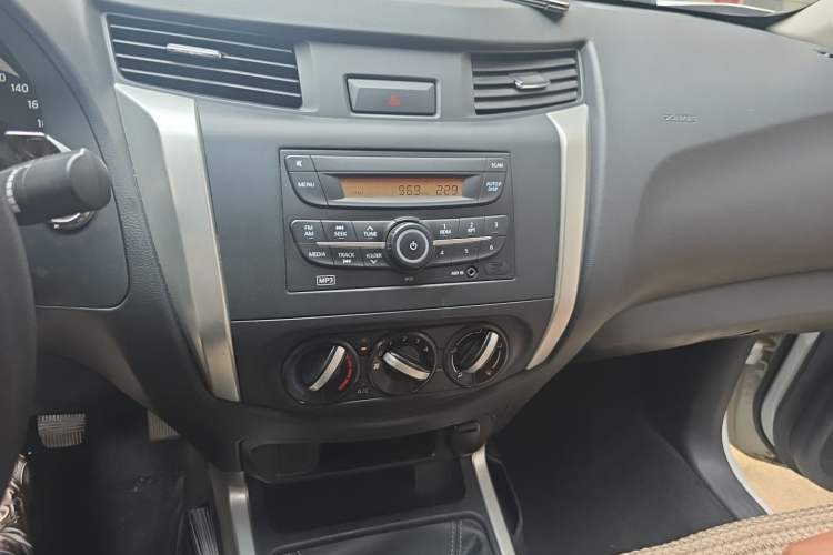 Used Nissan Navara 2021 2.5L Facelift Manual Two-Wheel Drive Comfort Version QR25 Audio And AC Panel