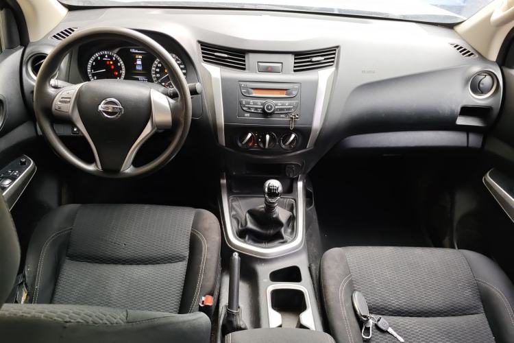 Used Nissan Navara 2021 2.5L Facelift Manual Two-Wheel Drive Comfort Version QR25 Center Console