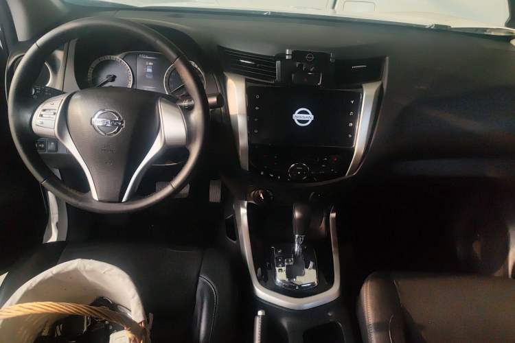 Used Nissan Navara 2021 2.5L Automatic 4x4 Premium Version QR25 Center Console