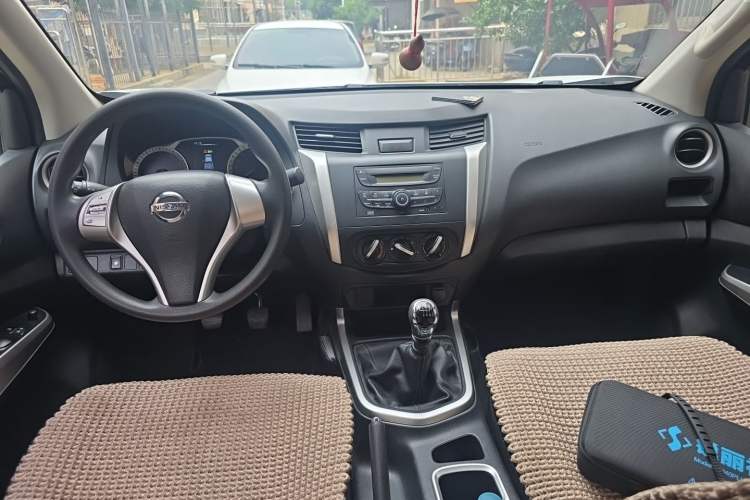 Used Nissan Navara 2021 2.5L Facelift Manual Two-Wheel Drive Comfort Version QR25 Center Console