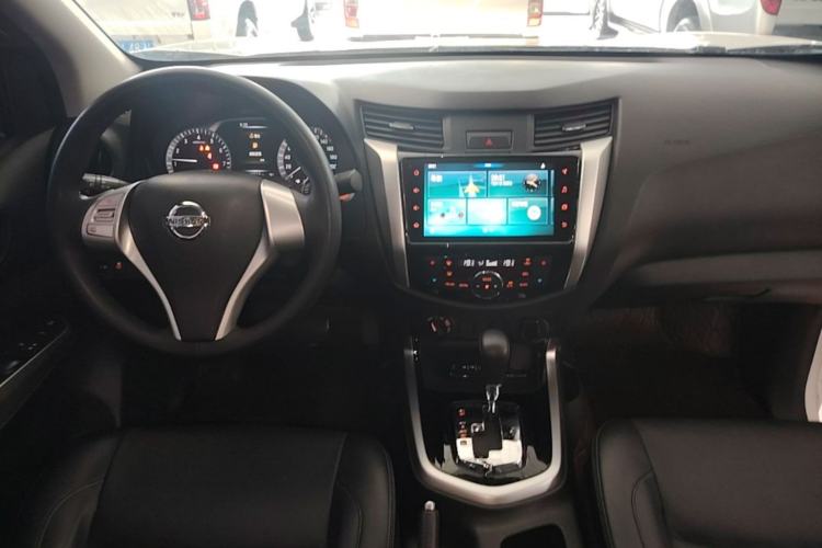 Used Nissan Navara 2021 2.5L Automatic 4x4 Premium Version QR25 Center Console
