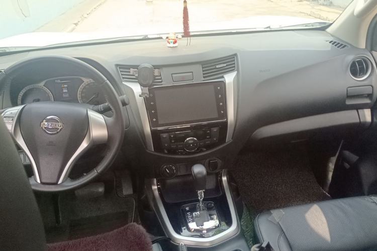Used Nissan Navara 2021 2.5L Automatic 4x4 Premium Version QR25 Center Console