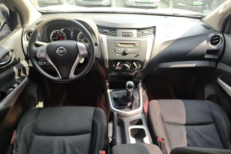 Used Nissan Navara 2021 2.5L Facelift Manual Two-Wheel Drive Comfort Version QR25 Center Console