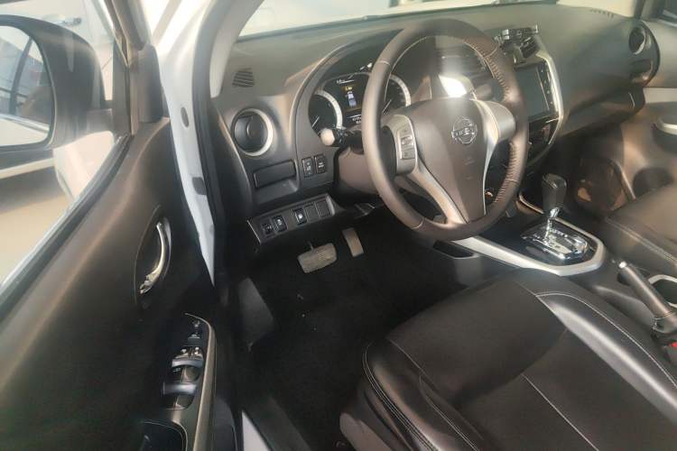 Used Nissan Navara 2021 2.5L Automatic 4x4 Premium Version QR25 Driver Seat