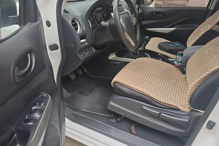 Used Nissan Navara 2021 2.5L Facelift Manual Two-Wheel Drive Comfort Version QR25 Driver Seat