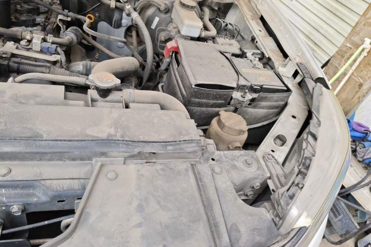 Used Nissan Navara 2021 2.5L Facelift Manual Two-Wheel Drive Comfort Version QR25 Engine Bay Left