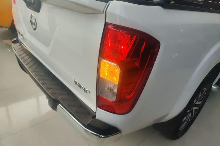 Used Nissan Navara 2021 2.5L Automatic 4x4 Premium Version QR25 Exterior 3