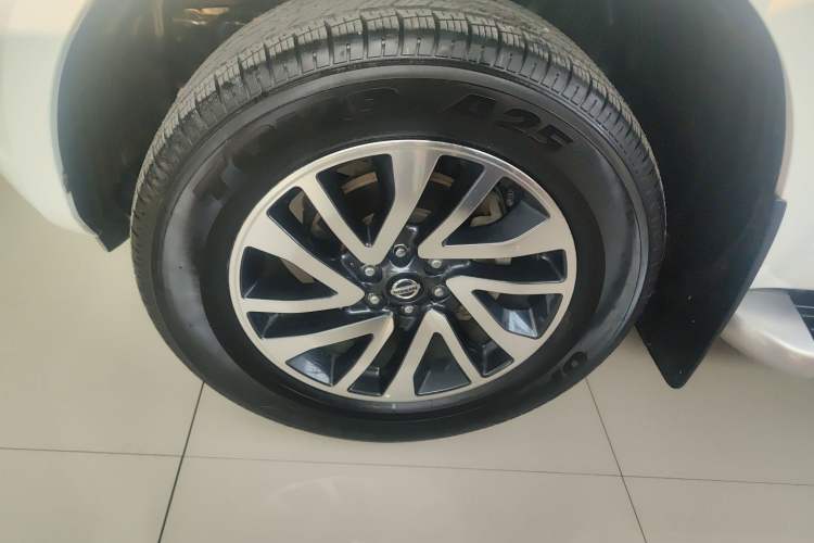Used Nissan Navara 2021 2.5L Automatic 4x4 Premium Version QR25 Exterior 4