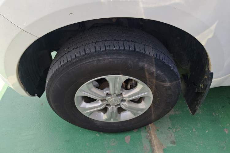 Used Nissan Navara 2021 2.5L Facelift Manual Two-Wheel Drive Comfort Version QR25 Exterior 4