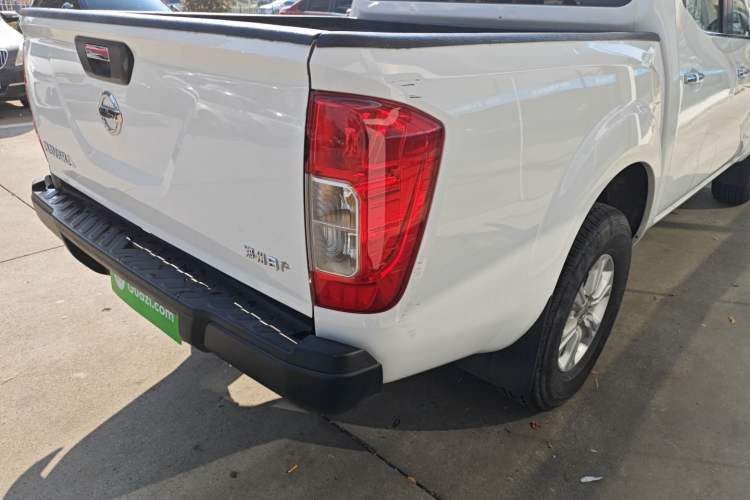 Used Nissan Navara 2021 2.5L Facelift Manual Two-Wheel Drive Comfort Version QR25 Exterior 6