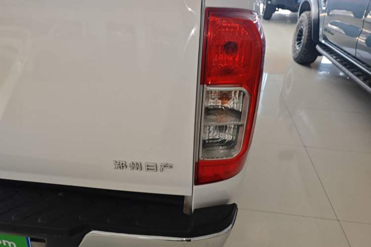 Used Nissan Navara 2021 2.5L Automatic 4x4 Premium Version QR25 Exterior 6