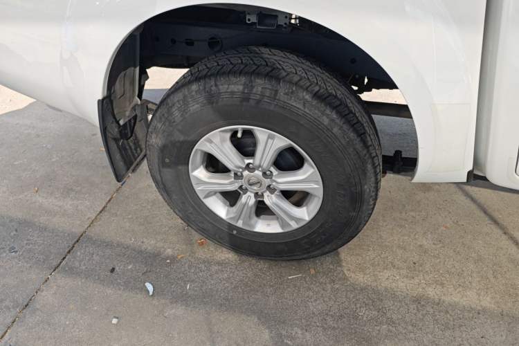 Used Nissan Navara 2021 2.5L Facelift Manual Two-Wheel Drive Comfort Version QR25 Exterior 8