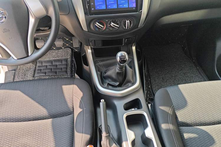 Used Nissan Navara 2021 2.5L Facelift Manual Two-Wheel Drive Comfort Version QR25 Gear Lever