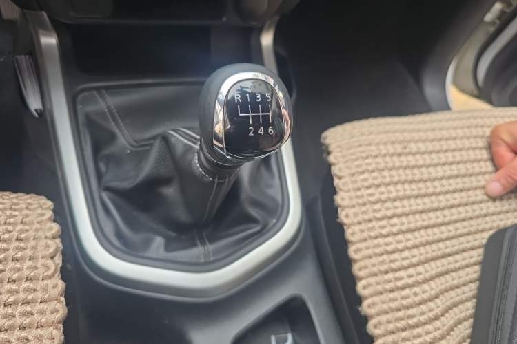 Used Nissan Navara 2021 2.5L Facelift Manual Two-Wheel Drive Comfort Version QR25 Gear Lever