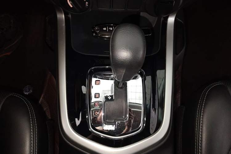 Used Nissan Navara 2021 2.5L Automatic 4x4 Premium Version QR25 Gear Lever