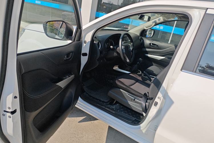 Used Nissan Navara 2021 2.5L Facelift Manual Two-Wheel Drive Comfort Version QR25 Interior 3