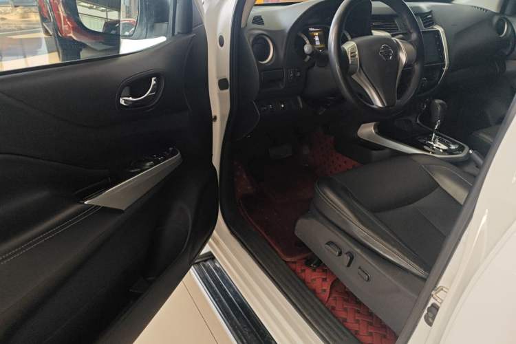 Used Nissan Navara 2021 2.5L Automatic 4x4 Premium Version QR25 Interior 3