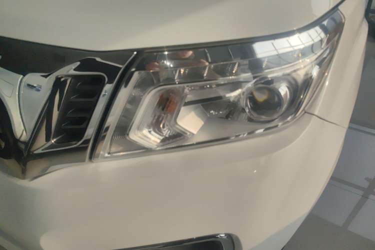 Used Nissan Navara 2021 2.5L Automatic 4x4 Premium Version QR25 Left Front Headlight