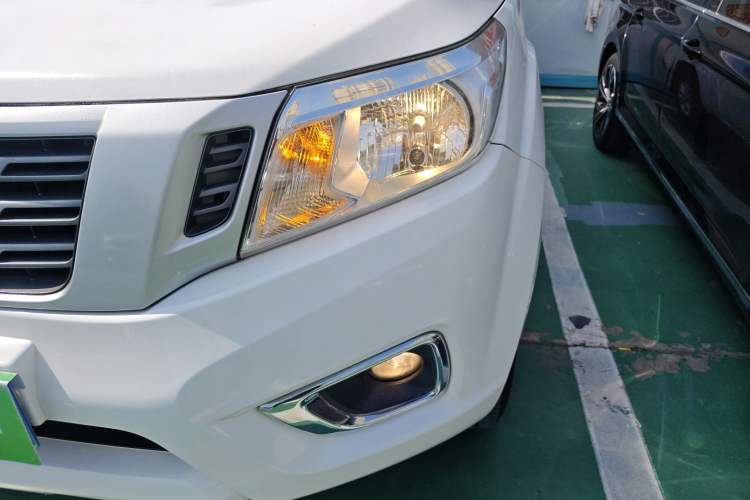 Used Nissan Navara 2021 2.5L Facelift Manual Two-Wheel Drive Comfort Version QR25 Left Front Headlight