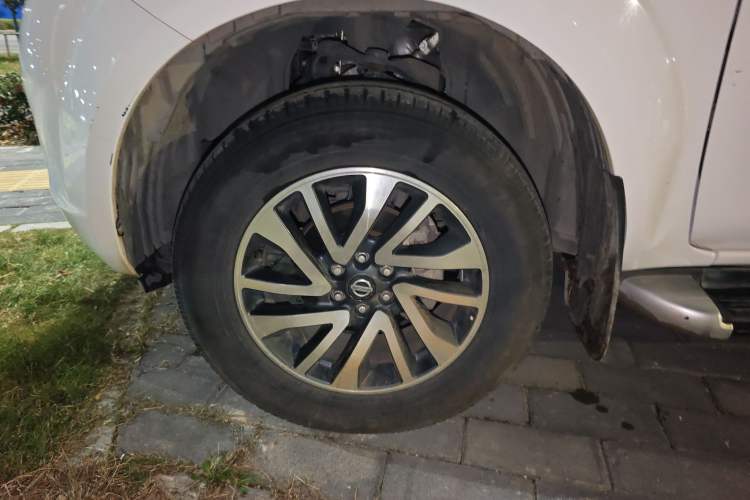 Used Nissan Navara 2021 2.5L Automatic 4x4 Premium Version QR25 Left Front Wheel Hub