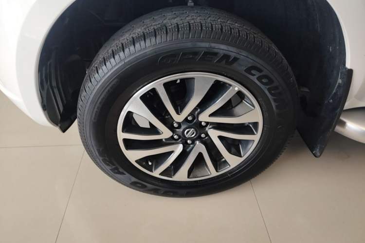 Used Nissan Navara 2021 2.5L Automatic 4x4 Premium Version QR25 Left Front Wheel Hub