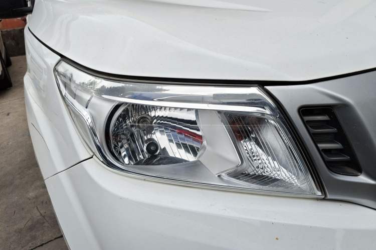 Used Nissan Navara 2021 2.5L Facelift Manual Two-Wheel Drive Comfort Version QR25 Right Front Headlight