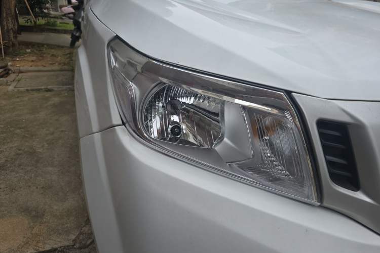 Used Nissan Navara 2021 2.5L Facelift Manual Two-Wheel Drive Comfort Version QR25 Right Front Headlight