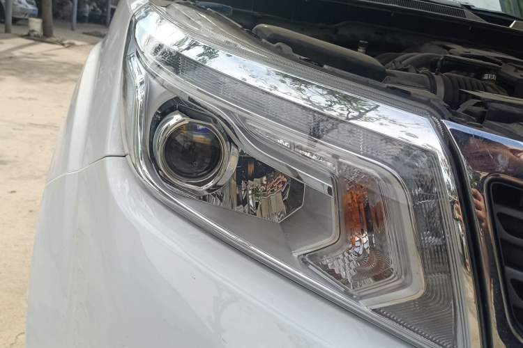 Used Nissan Navara 2021 2.5L Automatic 4x4 Premium Version QR25 Right Front Headlight