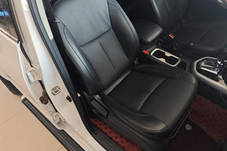 Used Nissan Navara 2021 2.5L Automatic 4x4 Premium Version QR25 Right Front Seat