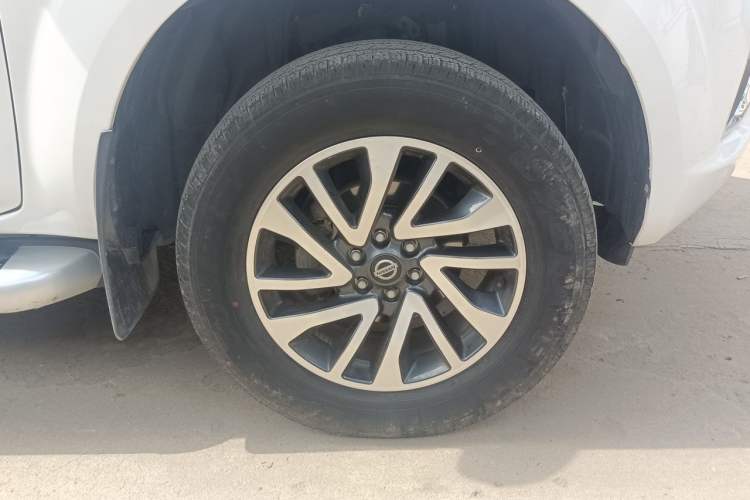 Used Nissan Navara 2021 2.5L Automatic 4x4 Premium Version QR25 Right Front Wheel Hub