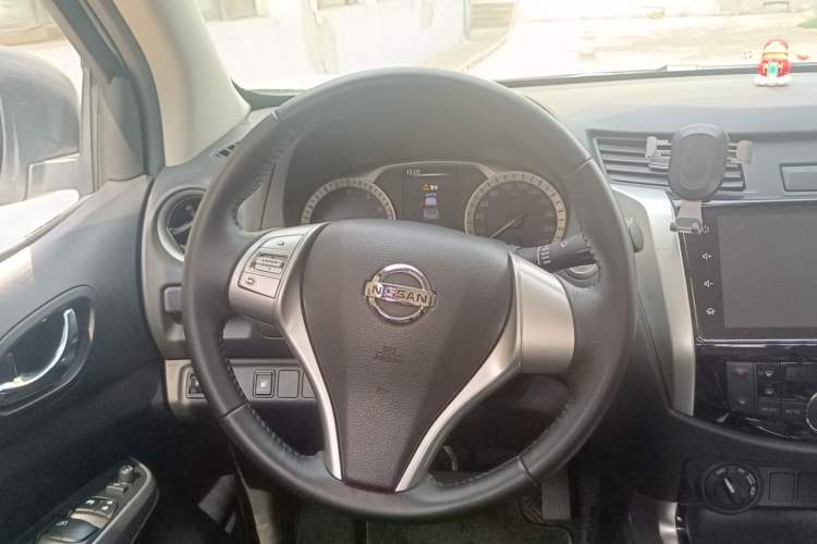 Used Nissan Navara 2021 2.5L Automatic 4x4 Premium Version QR25 Steering Wheel