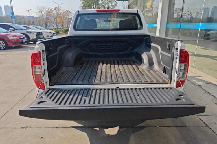 Used Nissan Navara 2021 2.5L Facelift Manual Two-Wheel Drive Comfort Version QR25 Trunk