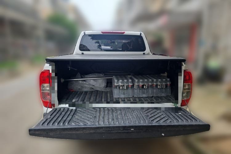 Used Nissan Navara 2021 2.5L Facelift Manual Two-Wheel Drive Comfort Version QR25 Trunk