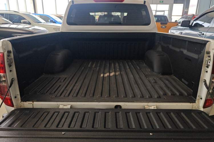 Used Nissan Navara 2021 2.5L Automatic 4x4 Premium Version QR25 Trunk