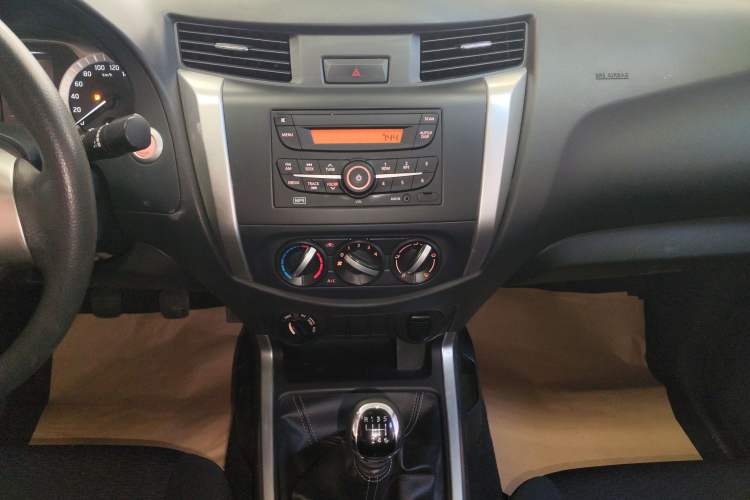Used Nissan Navara 2021 2.5L Facelift Manual Transmission 4x4 Comfort Version QR25 Audio And AC Panel