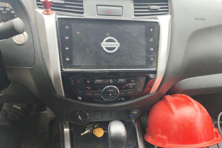 Used Nissan Navara 2021 2.5L Automatic 4x4 Premium Version QR25 Audio And AC Panel