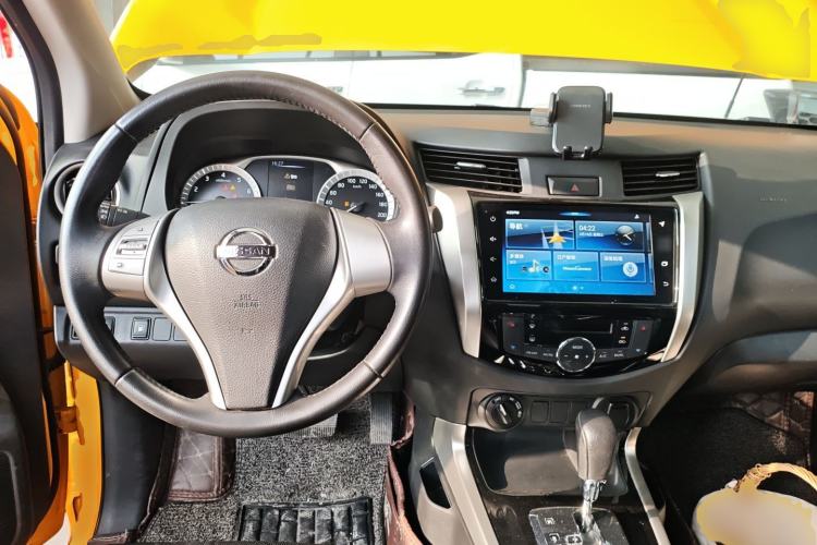 Used Nissan Navara 2021 2.5L Automatic 4x4 Premium Version QR25 Center Console