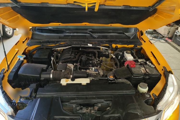 Used Nissan Navara 2021 2.5L Facelift Manual Transmission 4x4 Comfort Version QR25 Engine Bay