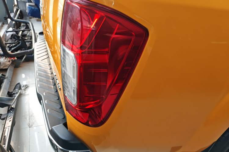 Used Nissan Navara 2021 2.5L Automatic 4x4 Premium Version QR25 Exterior 3