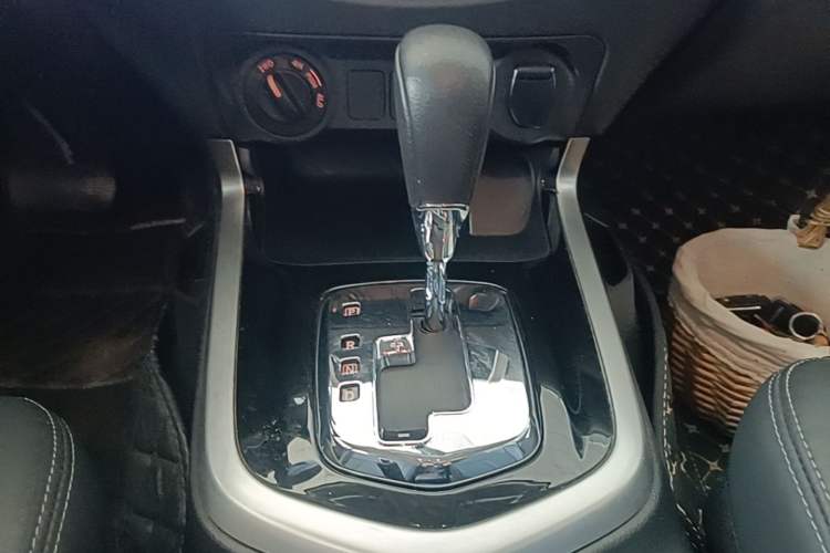 Used Nissan Navara 2021 2.5L Automatic 4x4 Premium Version QR25 Gear Lever