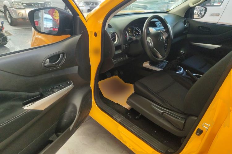Used Nissan Navara 2021 2.5L Facelift Manual Transmission 4x4 Comfort Version QR25 Interior 3