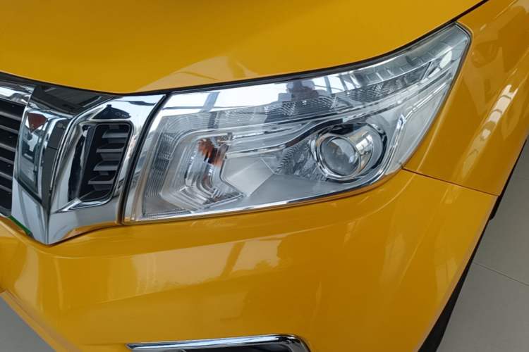 Used Nissan Navara 2021 2.5L Automatic 4x4 Premium Version QR25 Left Front Headlight