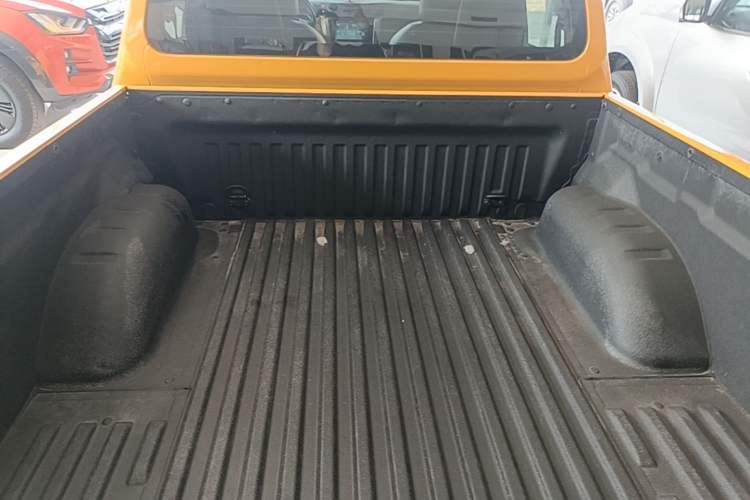 Used Nissan Navara 2021 2.5L Automatic 4x4 Premium Version QR25 Trunk
