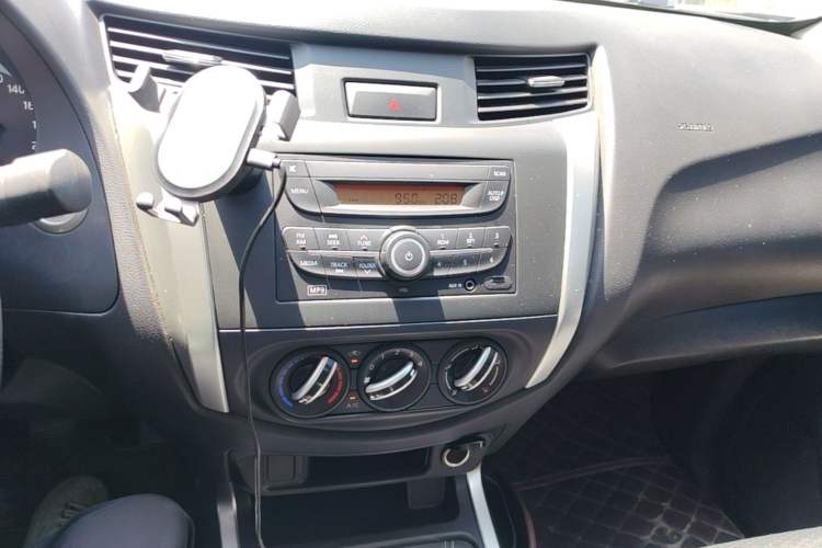 Used Nissan Navara 2023 2.5L Manual Two-Wheel Drive Comfort Version Audio And AC Panel