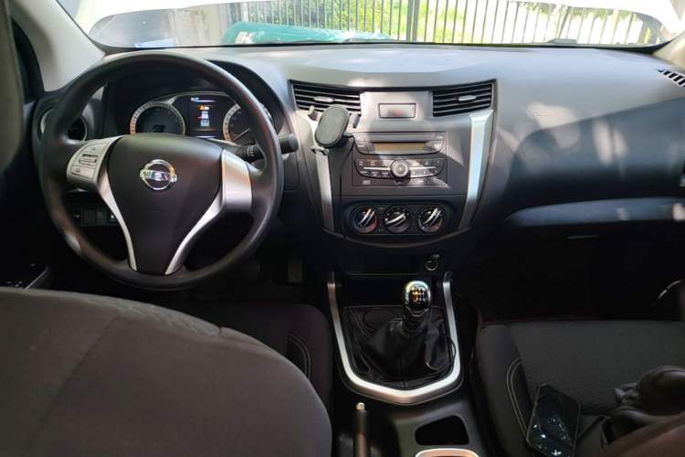Used Nissan Navara 2023 2.5L Manual Two-Wheel Drive Comfort Version Center Console