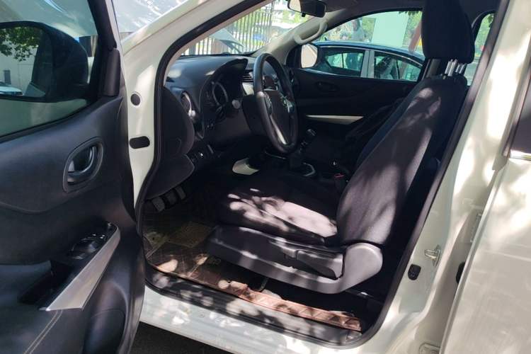 Used Nissan Navara 2023 2.5L Manual Two-Wheel Drive Comfort Version Driver Seat