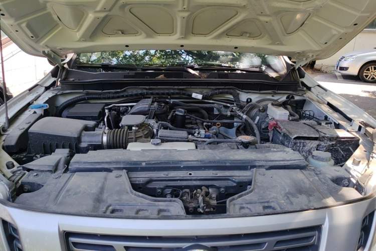Used Nissan Navara 2023 2.5L Manual Two-Wheel Drive Comfort Version Engine Bay